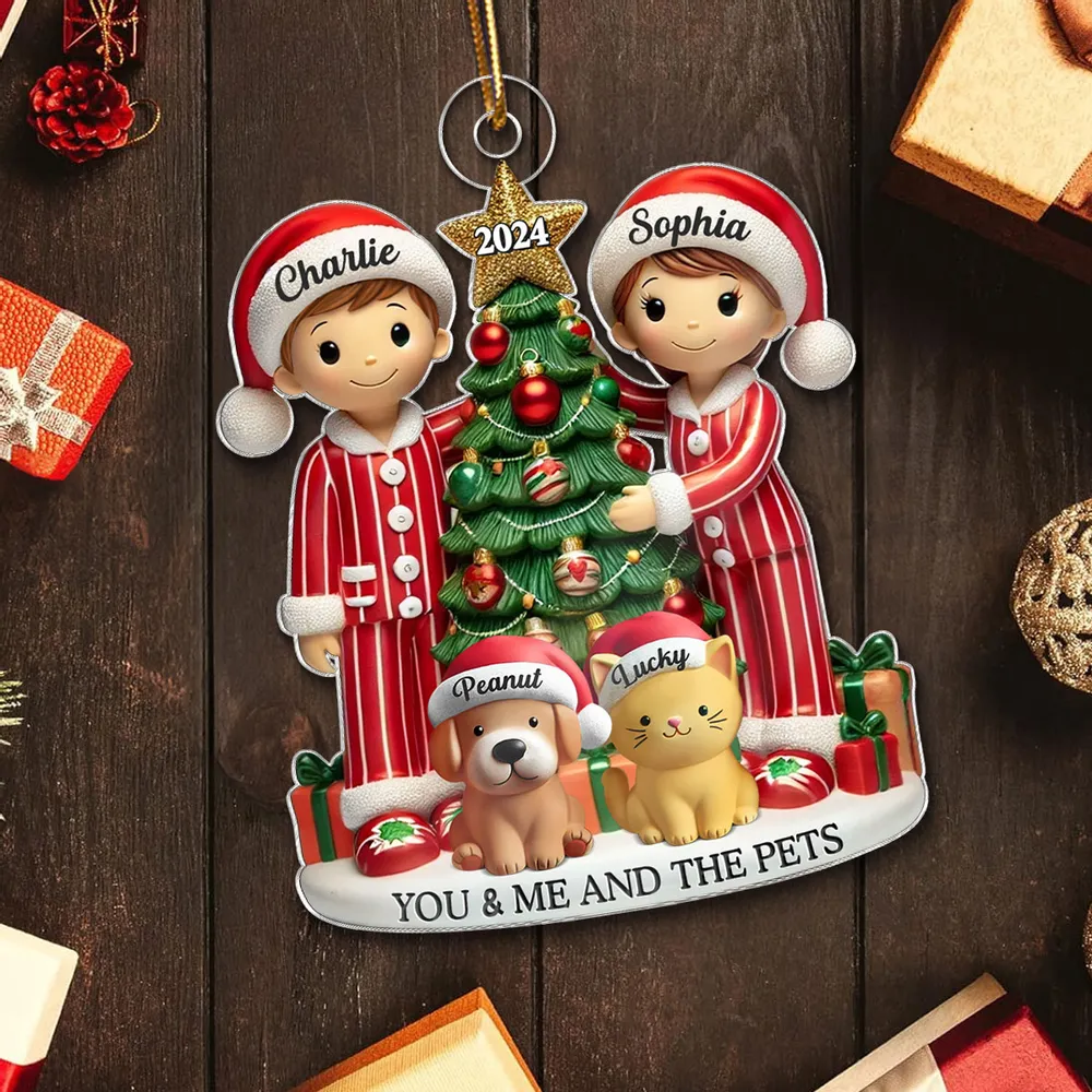 Christmas Acrylic Ornament with Couples and Pets by Tree, Warm Festive Scene, Perfect Gift for Holidays - Image 6