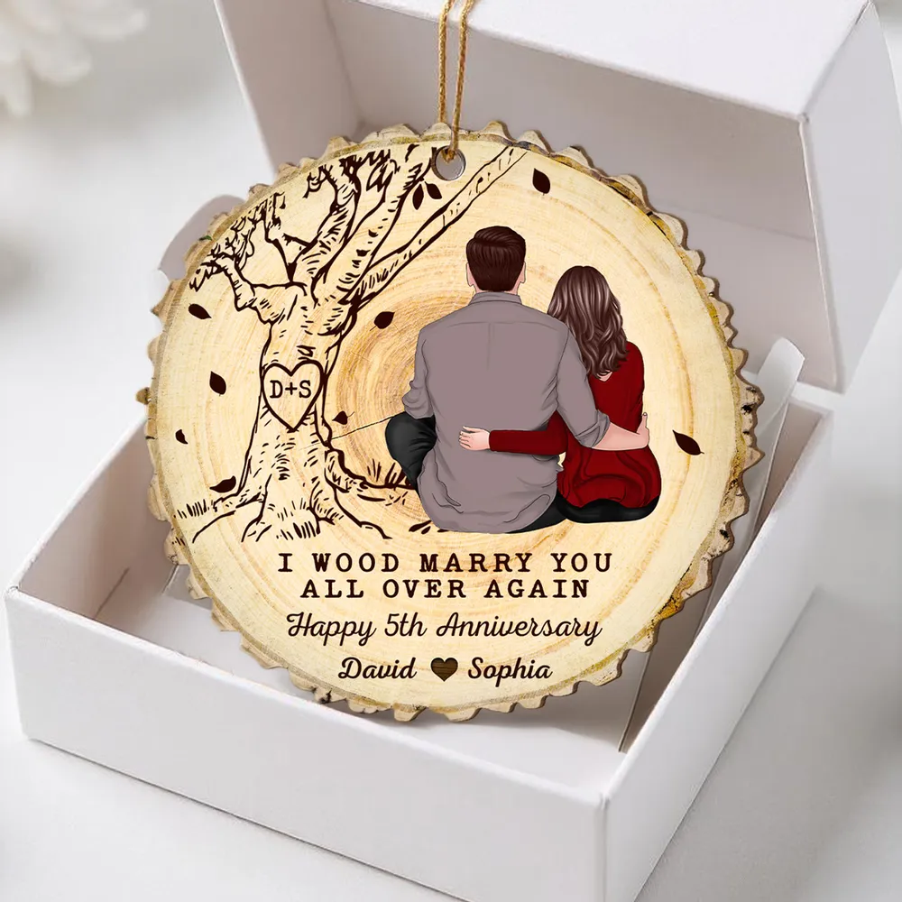 Wooden Ornament with Couple Hugging Under Tree, Romantic Anniversary Keepsake, Clear & Textured Design, Perfect Gift for Wedding Celebration - Image 3