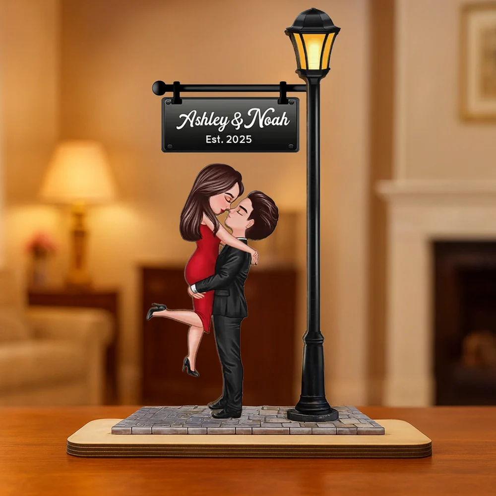 Romantic Couples Wooden Plaque – Hugging Under the Streetlight, Perfect Gift for Anniversary or Valentine’s Day