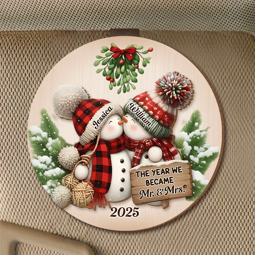 Personalized Wooden Car Visor Clip for Couple – Cute Snowman Design, Romantic Winter Scene, Unique Christmas Gift for Newlyweds