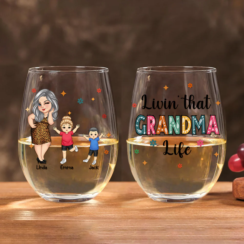 Living That Grandma Life – Custom Wine Glass with Grandma Illustration and Grandkids' Names, Perfect Mother's Day Gift